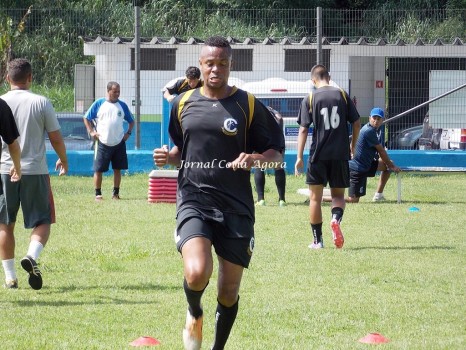 Cris é mantido no time titular