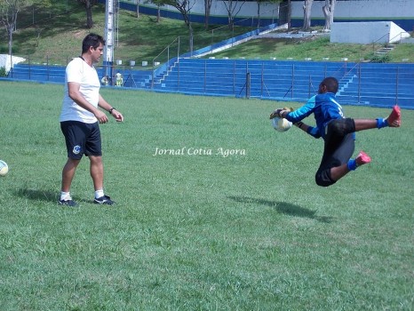 Preparador Rangel treinando goleiro da base