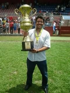 Rangel em 2014 no Nacional e o troféu de campeão da 2ª divisão