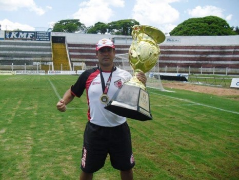 Com o troféu de campeão no sub-20 do Taboão da Serra