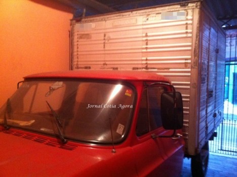 O caminhãozinho de Zé na garagem de sua casa