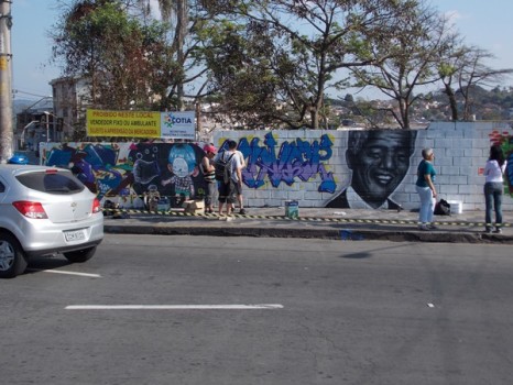 Muro ao lado da praça recebeu grafites