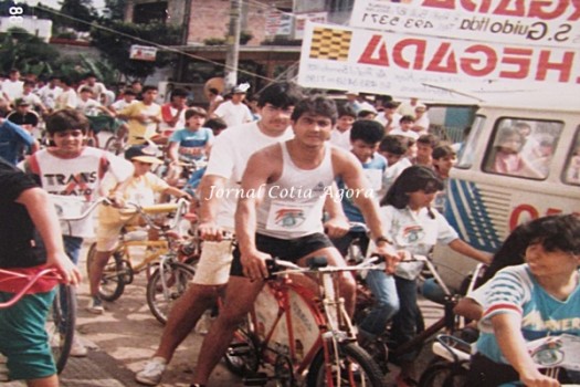 Valdecir e Claudião na bike esquisita