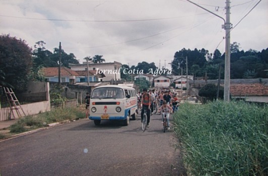 Ciclistas chegam na Rua Eldorado, no Jardim Sabiá