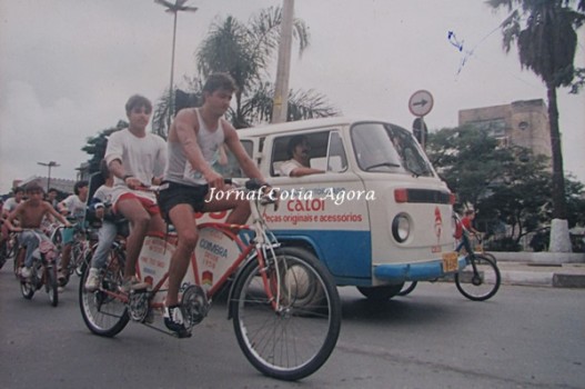 Valdecir e Claudião na bike, na Praça Joaquim Nunes
