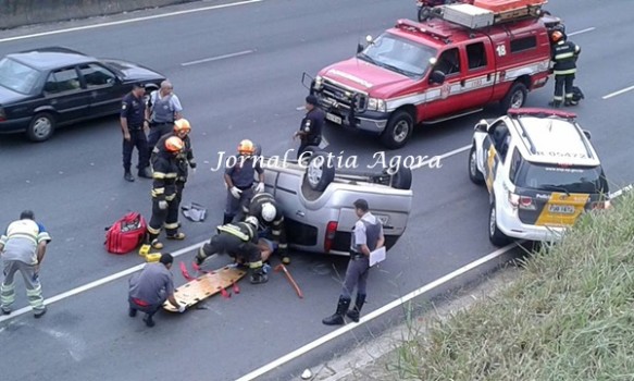 Motorista sendo tirado de dentro do carro pelos bombeiros. Foto: Vinicius Santana