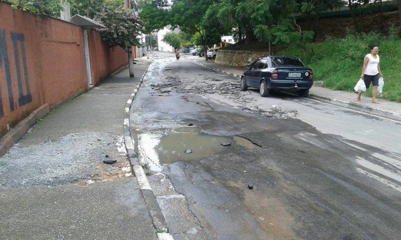 Rua Exacta com asfalto destruído