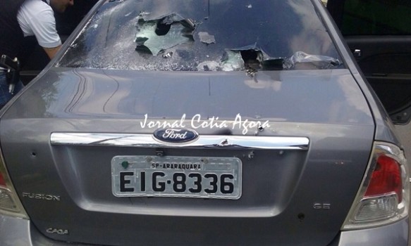 Vidro traseiro quebrado pelos próprios bandidos