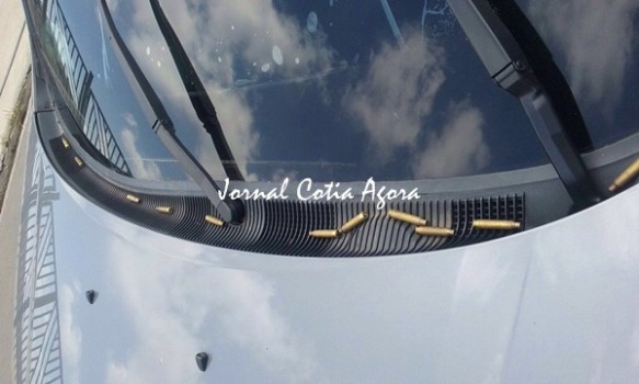 Projéteis de fuzil espalhados em cima do carro