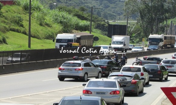 Momento do bloqueio da PM no Km 34,3