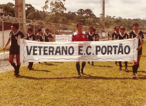 1985 e os veteranos do Portão, com Sidney Muradas ao centro.