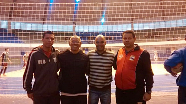 Ao centro, Daniel Souza (presidente da Liga) e Paulinho Vicente (secretário de Esportes)