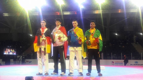 Leandro (4º) com a bandeira do Brasil e a medalha