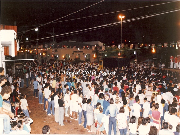 1988. Carnaval na Praça da Matriz com show dos Originais do Samba (bem no cantinho à direita)