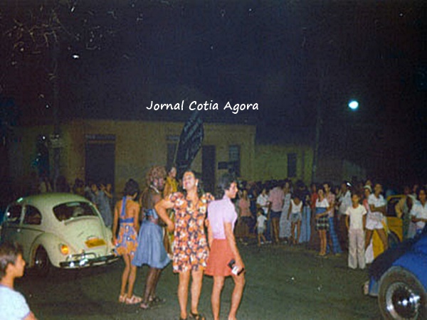 A foto enviada pelo Rodolfo Passos não tem o ano certo, mas é um grupo de homens que se vestia de mulher e saia para a gandaia do Carnaval. Aí é no Largo Padre Seixas, onde hoje tem o Auto Escola Fofão.