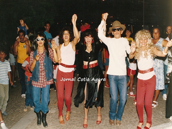 1988: Na Praça da Matriz, foliões fazem a festa: Turma da Vila São Francisco, na frente, a primeira pessoa não sei quem é, logo vem Penha, Rosa, Zezé e sua irmã. Atrás do Zezé, seu irmão Véia.