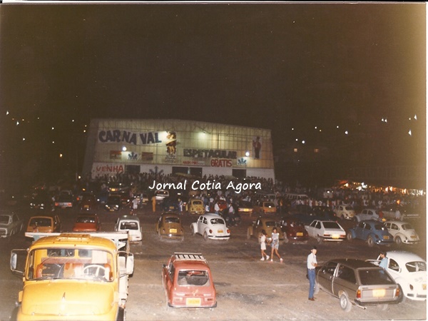 1985. Carnaval da noite do Suvacão. Reparem nos carros da época...Passatão, fuscas, Parati, Variant, e o caminhãozão Mercedes