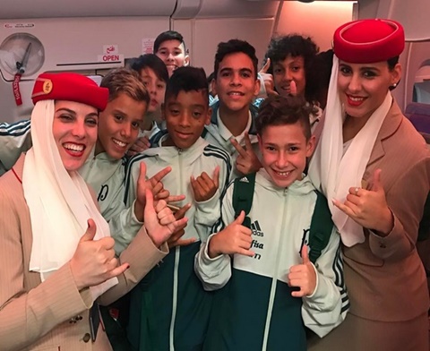 Meninos posam em Dubai com aeromoças