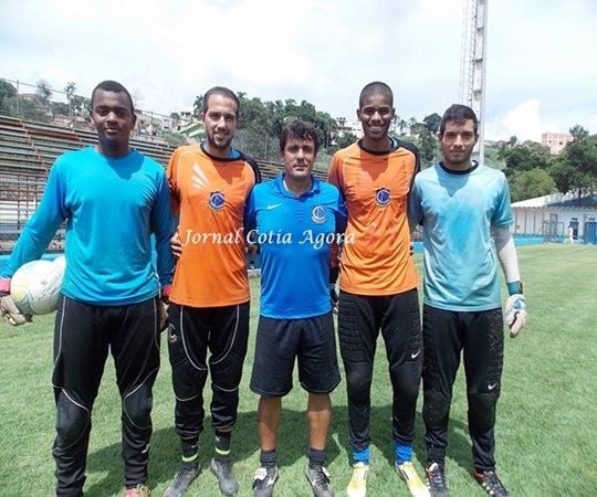 Alexandre 5º à direita) com os goleiros do Cotia FC em 2015 e o treinador Rangel