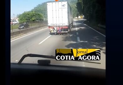 Caminhoneiro flagra crianças pegando “rabeira” em carreta na Raposo Tavares