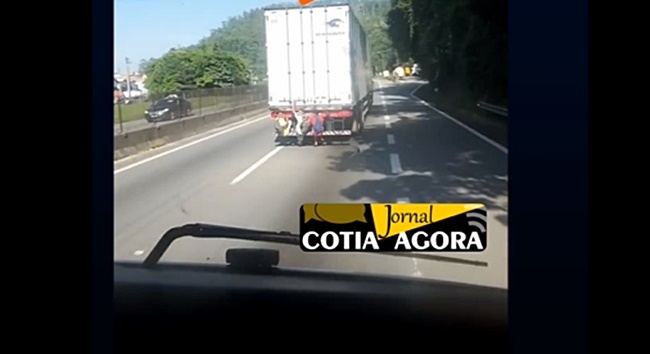 Caminhoneiro flagra crianças pegando “rabeira” em carreta na Raposo Tavares