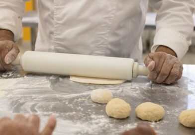 Cotia abre cursos gratuitos para fabricar pães, doces e salgados