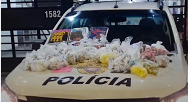 Mais de 3 mil porções de drogas são apreendidas pela PM na região Mais de 3 mil porções de drogas são apreendidas pela PM na região