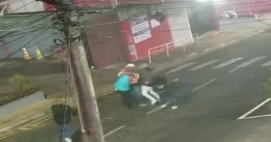 Homem é espancado por pessoas após confusão em bar em Vargem Grande Homem é espancado por pessoas após confusão em bar em Vargem Grande