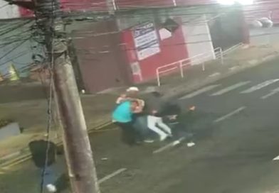 Homem é espancado por pessoas após confusão em bar em Vargem Grande Homem é espancado por pessoas após confusão em bar em Vargem Grande