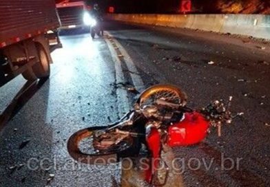 Motoqueiro morre em acidente com caminhão no km 49 da Raposo Tavares Motoqueiro morre em acidente com caminhão no km 49 da Raposo Tavares