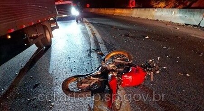 Motoqueiro morre em acidente com caminhão no km 49 da Raposo Tavares Motoqueiro morre em acidente com caminhão no km 49 da Raposo Tavares