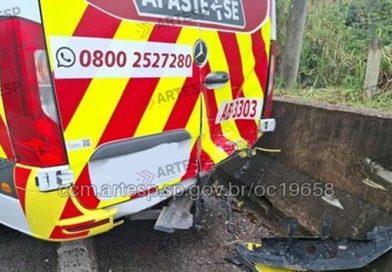 Carro invade sinalização, bate em ambulância e fere socorrista na Raposo Tavares Carro invade sinalização, bate em ambulância e fere socorrista na Raposo Tavares