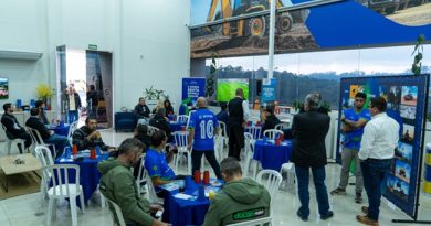 Armac reúne clientes e parceiros em evento de abertura da Copa e lança álbum de figurinhas temático Armac reúne clientes e parceiros em evento de abertura da Copa e lança álbum de figurinhas temático