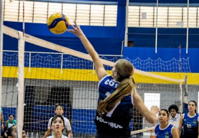 Cotia firma parceria para ampliar aulas gratuitas de vôlei na cidade