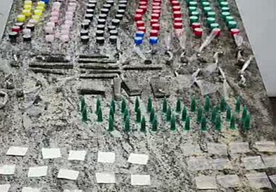 Traficante é preso com quase 400 porções de drogas no Jardim Rosemeire Traficante é preso com quase 400 porções de drogas no Jardim Rosemeire