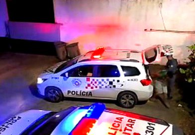 Com dois mandados de prisão, bandido é detido em Embu das Artes Com dois mandados de prisão, bandido é detido em Embu das Artes