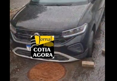 Carro cai em buraco de obras da Sabesp no Jardim Nomura. Veja vídeo Carro cai em buraco de obras da Sabesp no Jardim Nomura. Veja vídeo