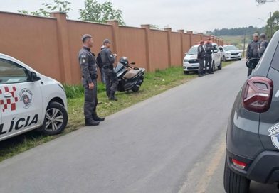 PM prende ladrões de carga e liberta vítima ilesa em Cotia PM prende ladrões de carga e liberta vítima ilesa em Cotia