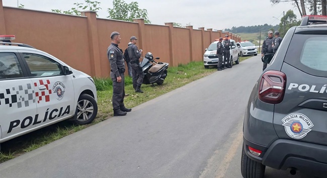 PM prende ladrões de carga e liberta vítima ilesa em Cotia PM prende ladrões de carga e liberta vítima ilesa em Cotia