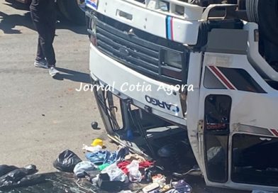Caminhão carregado de grama perde o freio e capota em bairro de Cotia Caminhão carregado de grama perde o freio e capota em bairro de Cotia