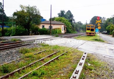 Passagem pela ferrovia de Caucaia do Alto segue sem solução, apesar das promessas Passagem pela ferrovia de Caucaia do Alto segue sem solução, apesar das promessas