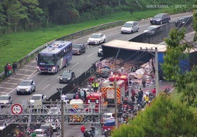 Carga de caminhão tomba em cima de carro e trava Raposo Tavares nesta quarta