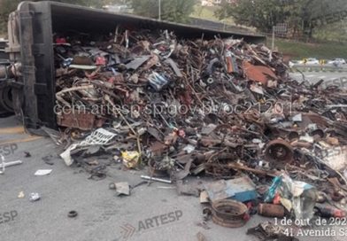 Carreta tomba e espalha carga de sucata no retorno do Km 23 da Raposo Tavares Carreta tomba e espalha carga de sucata no retorno do Km 23 da Raposo Tavares
