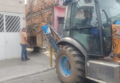 Traficantes instalam portão em viela pública para venda de drogas Traficantes instalam portão em viela pública para venda de drogas